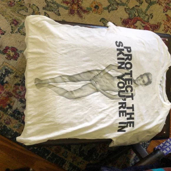 Marc Jacobs “ protect the skin you’re in” t shirt Miley Cyrus - Picture 3 of 6